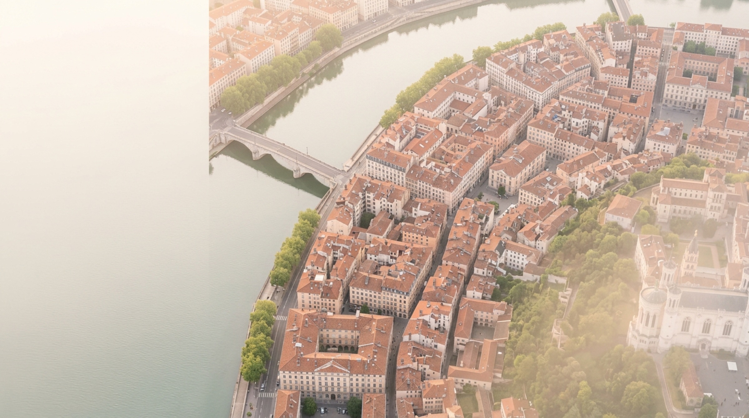 Vue aérienne de Lyon au petit matin, la Saône et les toits de la vieille ville